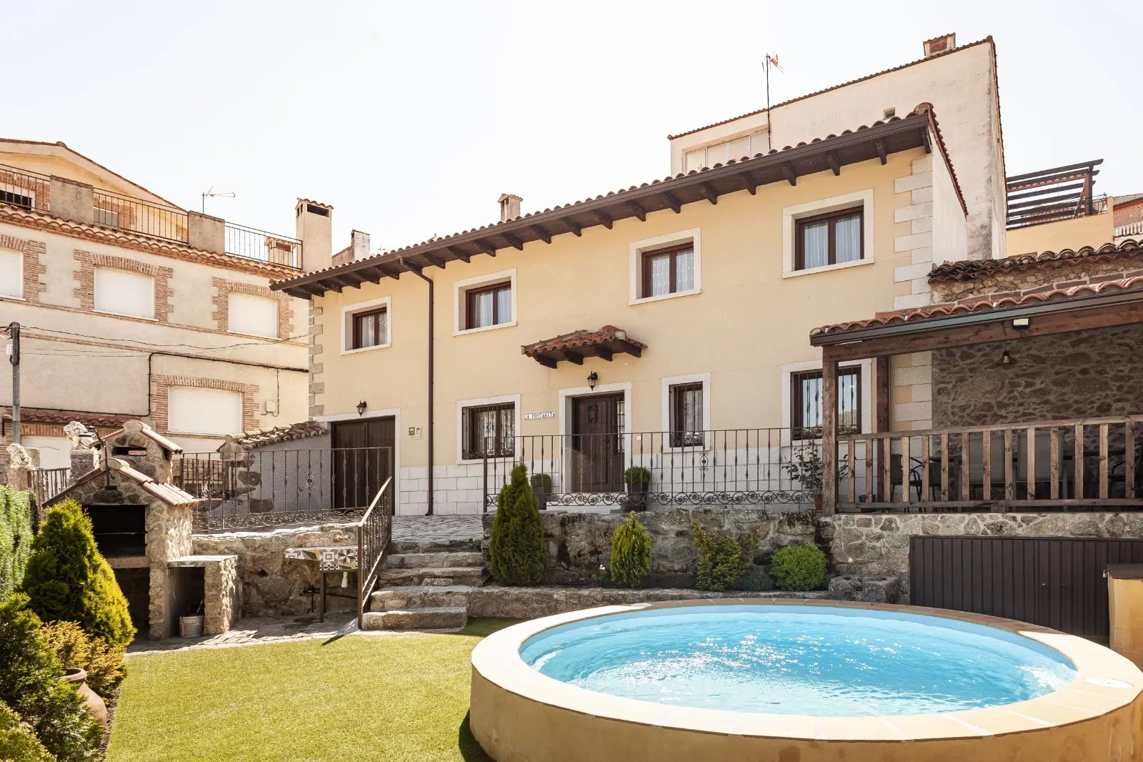 Exterior de La Fontanita, casa rural en El Real de San Vicente